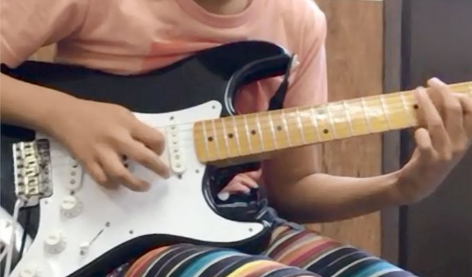 ロックギター動画 小学生が ジミ ヘンドリックスの渋いリフやコードに挑戦